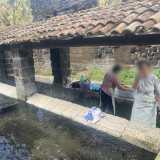E proprio mentre stiamo ammirando l�impianto ecco arrivare una mamma e una figlia equipaggiate con bacinelle, detersivi, grembiuli e galosce di gomma